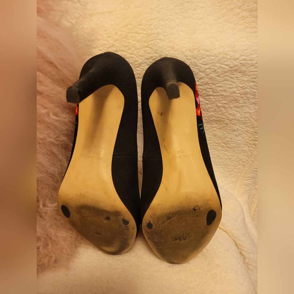 Nine West Black Fabric Pumps with Floral Embroidery - Picture 3 of 8